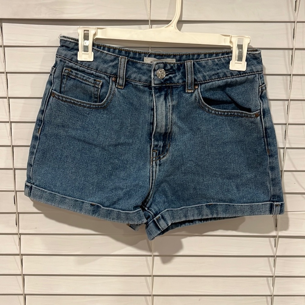 Pacsun. Size 27. ‘Mom Short’ high wasted Jean shorts.